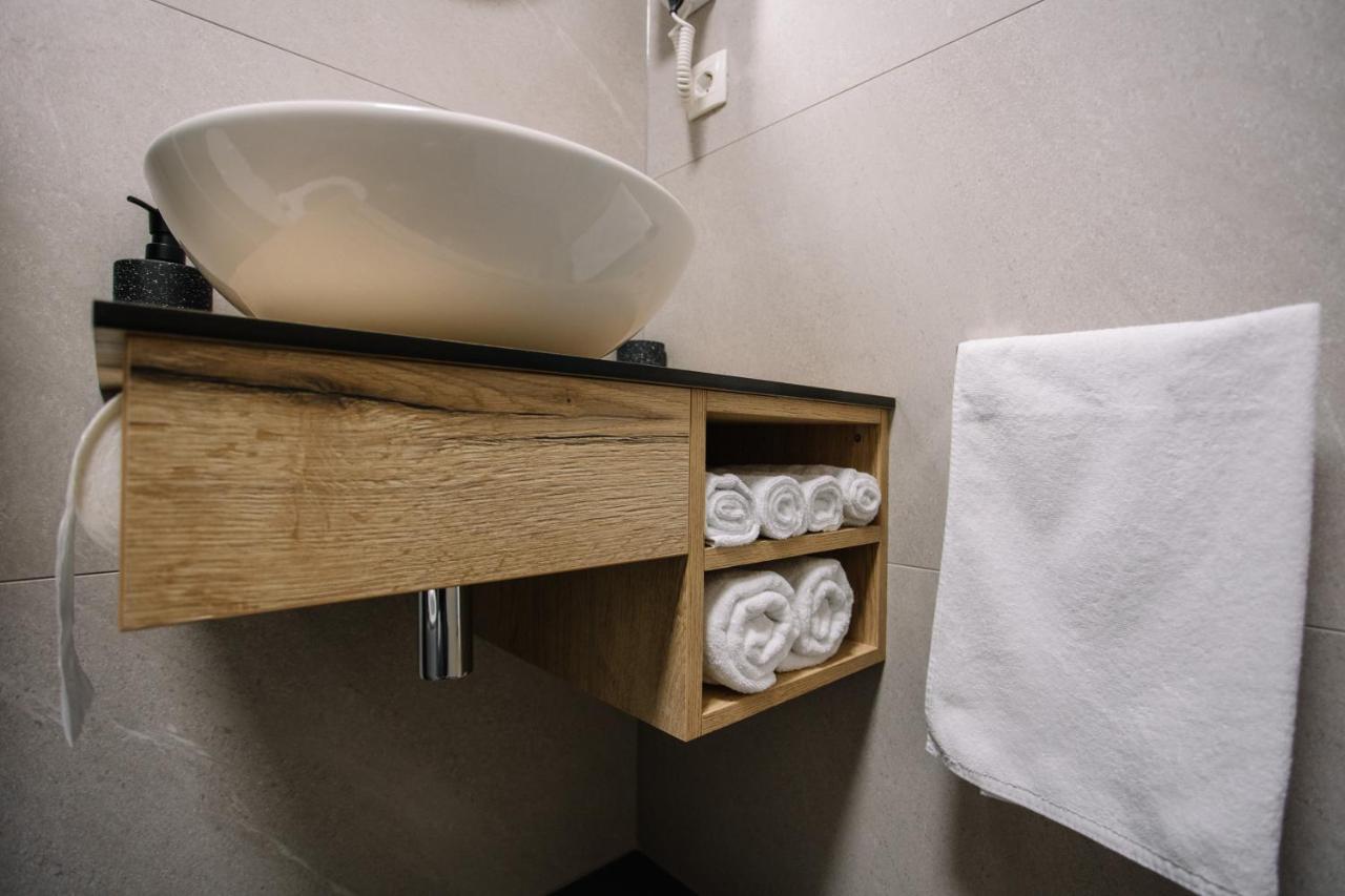 Apartments Hana City Center 리브노 외부 사진