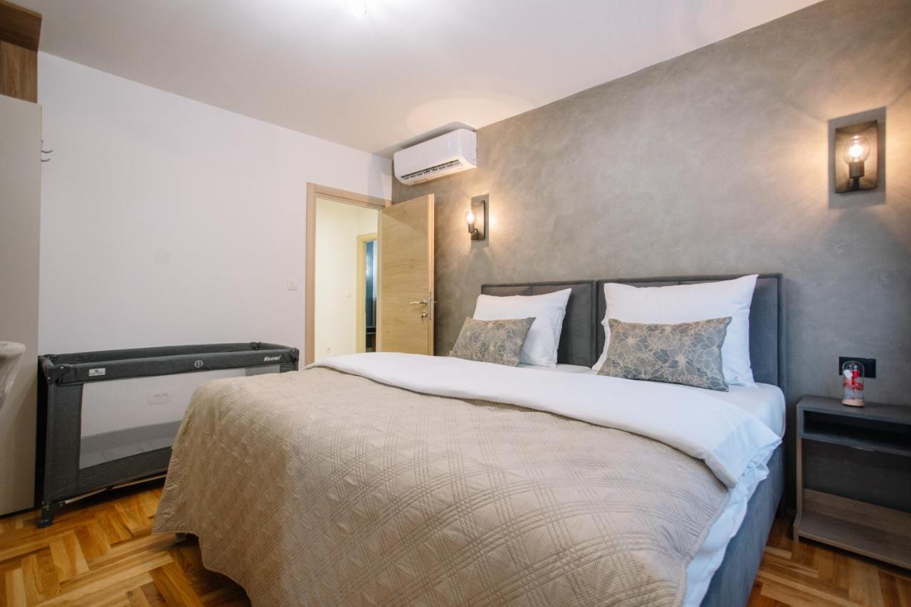 Apartments Hana City Center 리브노 외부 사진