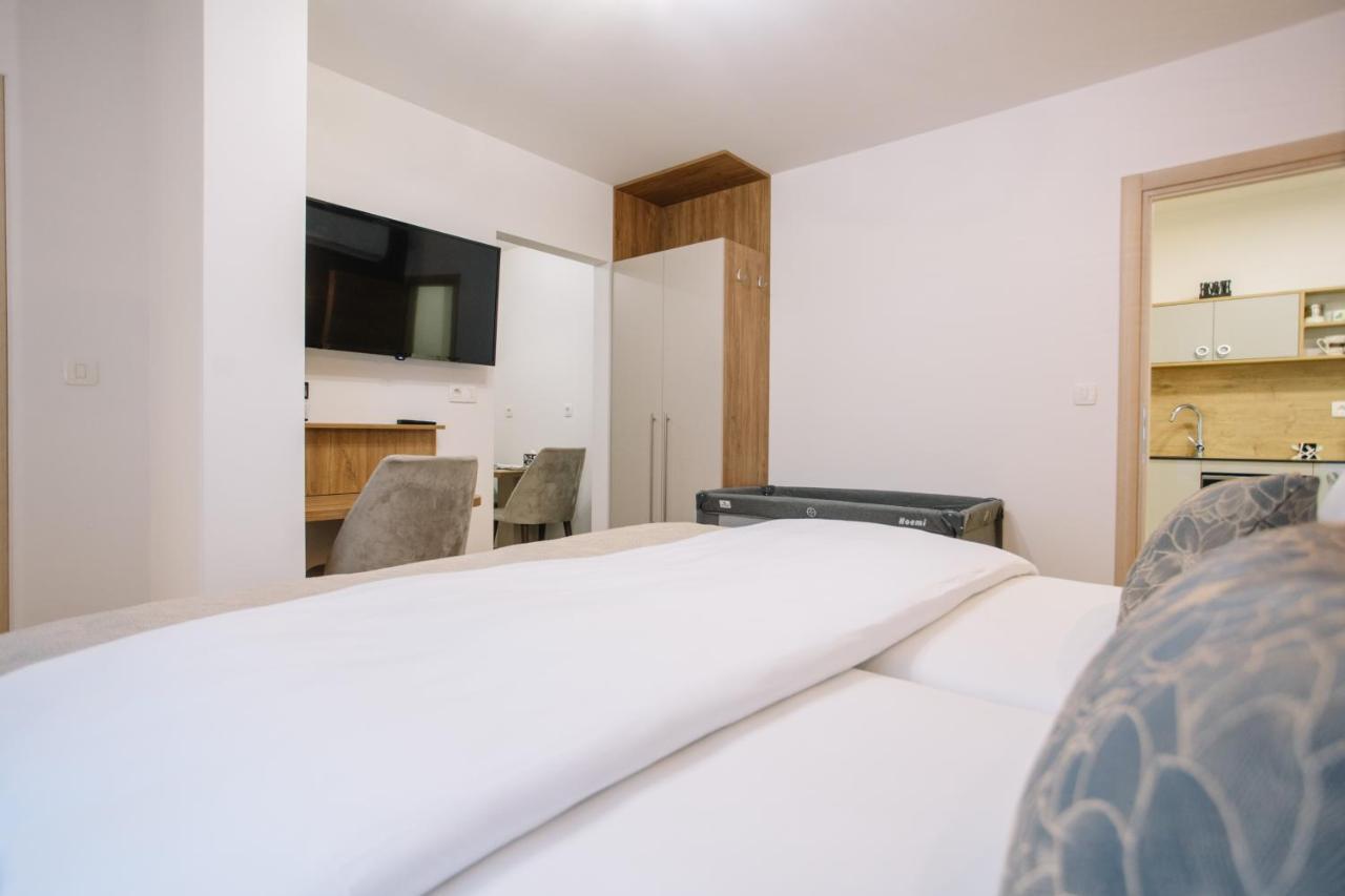 Apartments Hana City Center 리브노 외부 사진