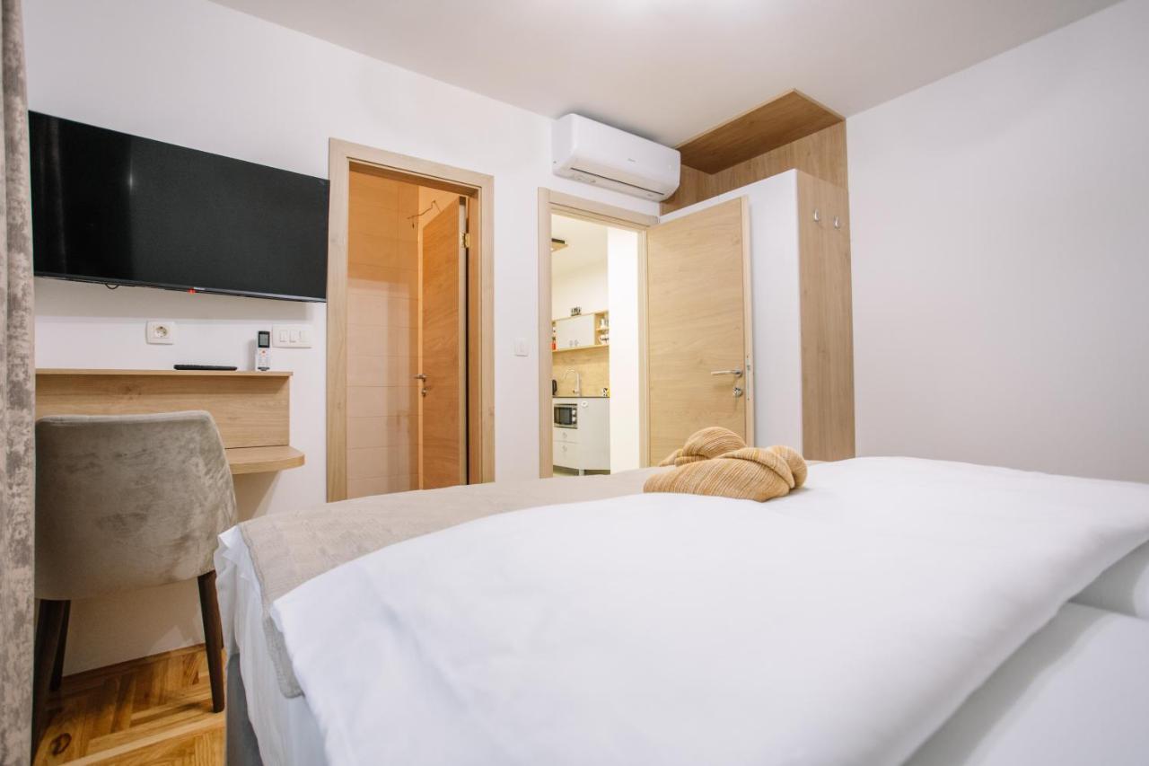 Apartments Hana City Center 리브노 외부 사진