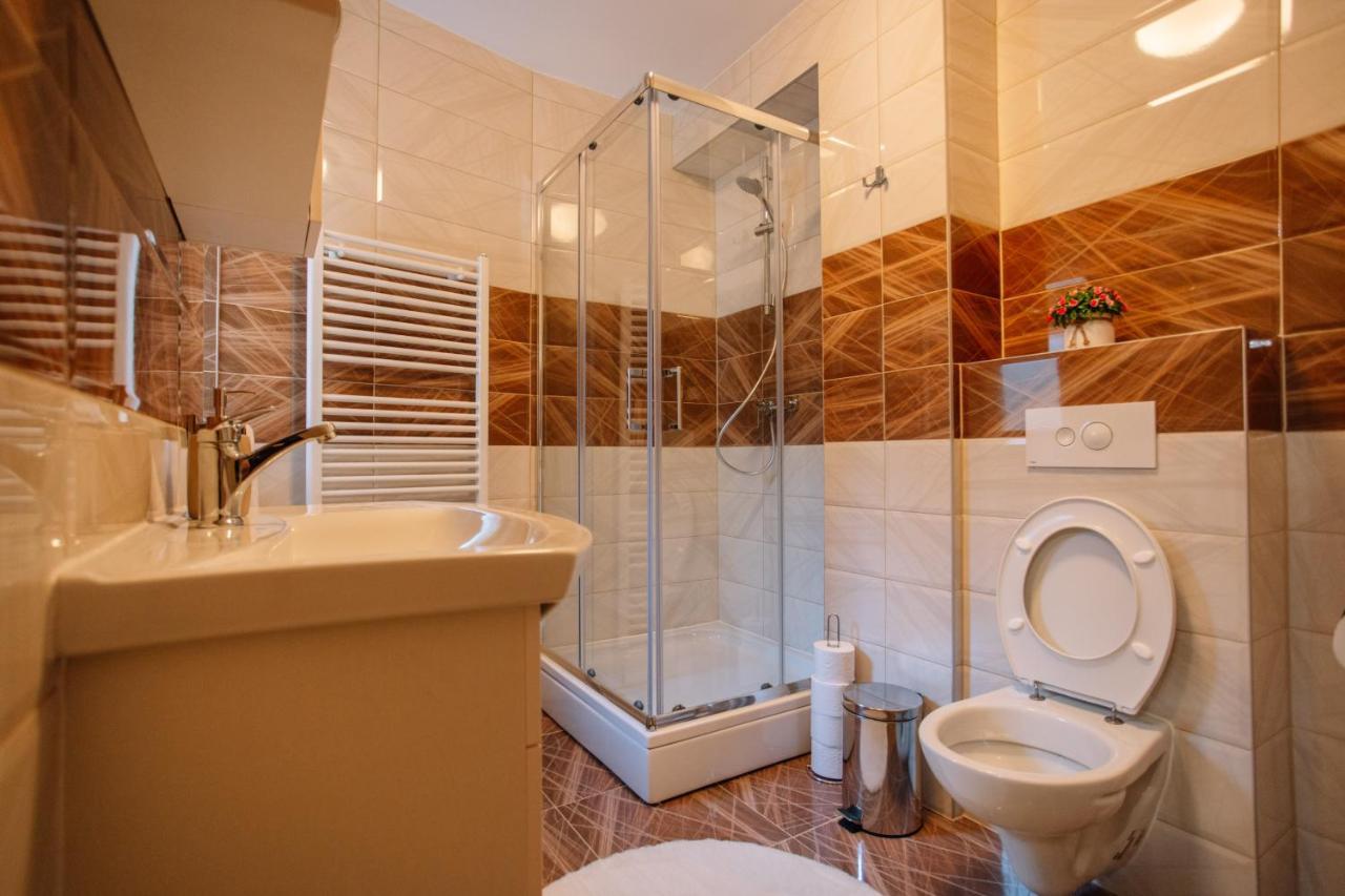 Apartments Hana City Center 리브노 외부 사진