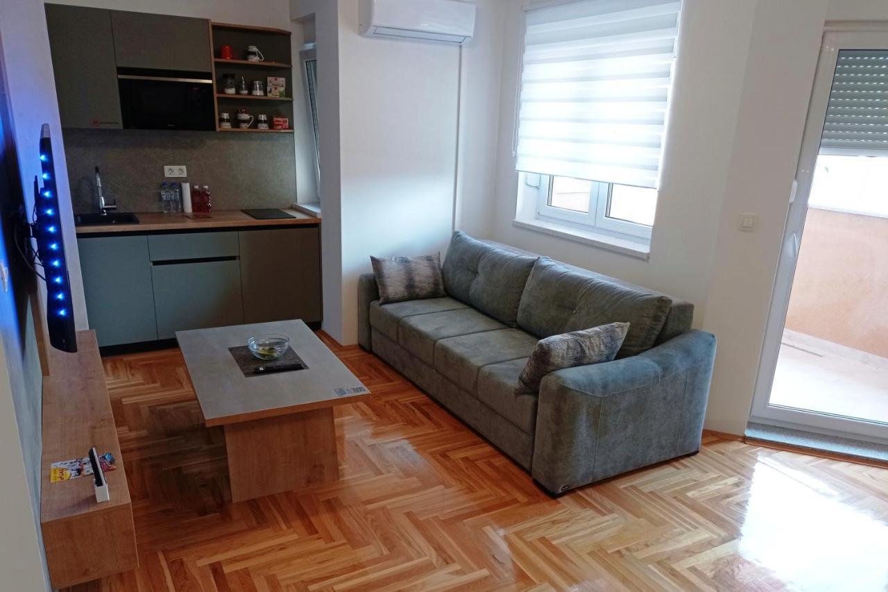 Apartments Hana City Center 리브노 외부 사진