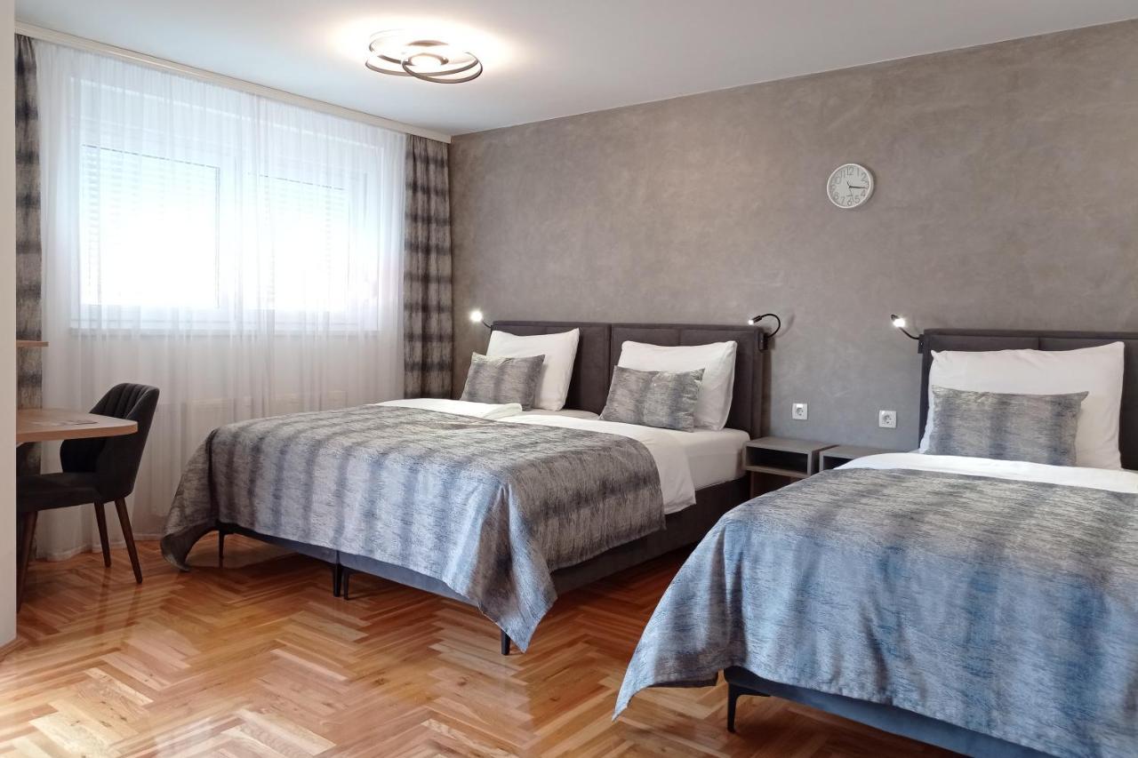 Apartments Hana City Center 리브노 외부 사진