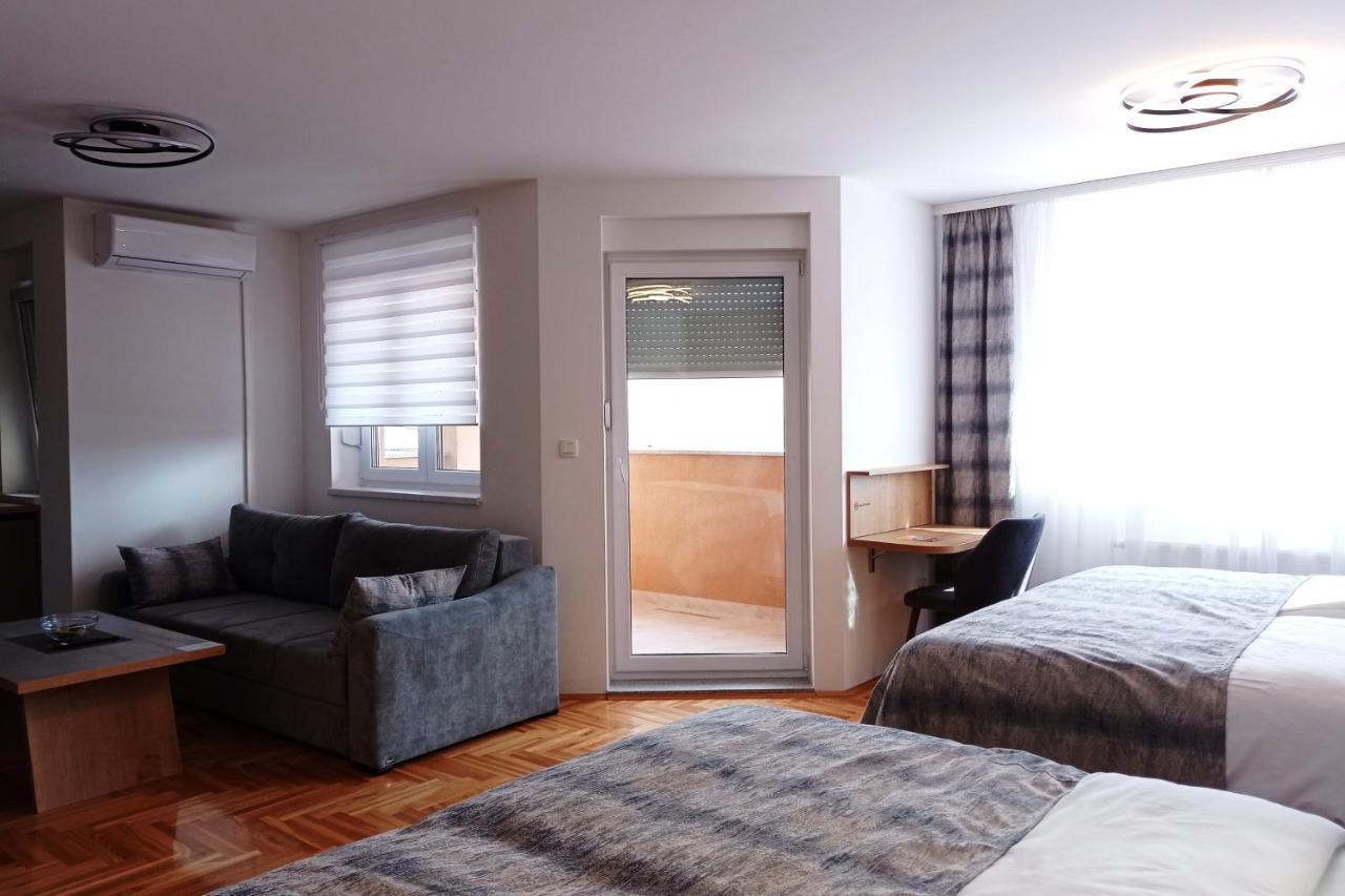 Apartments Hana City Center 리브노 외부 사진